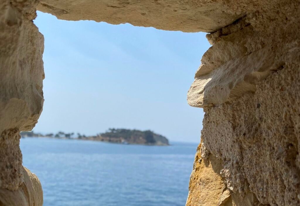 Kale surlarından Yılancı Burnu manzarası