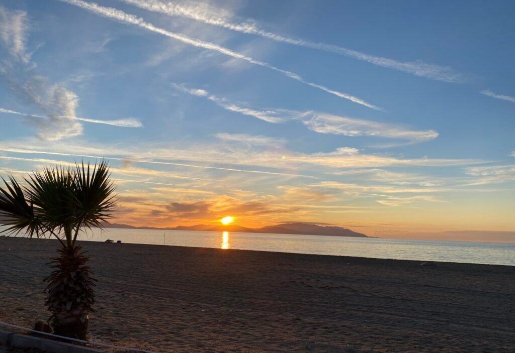 Sahil sitelerinde gün batımında evlilik teklifi 