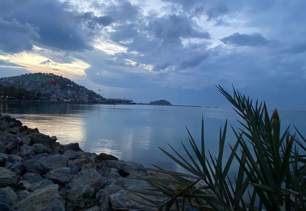 Kuşadası sahili yağmurdan sonra evlilik teklifi