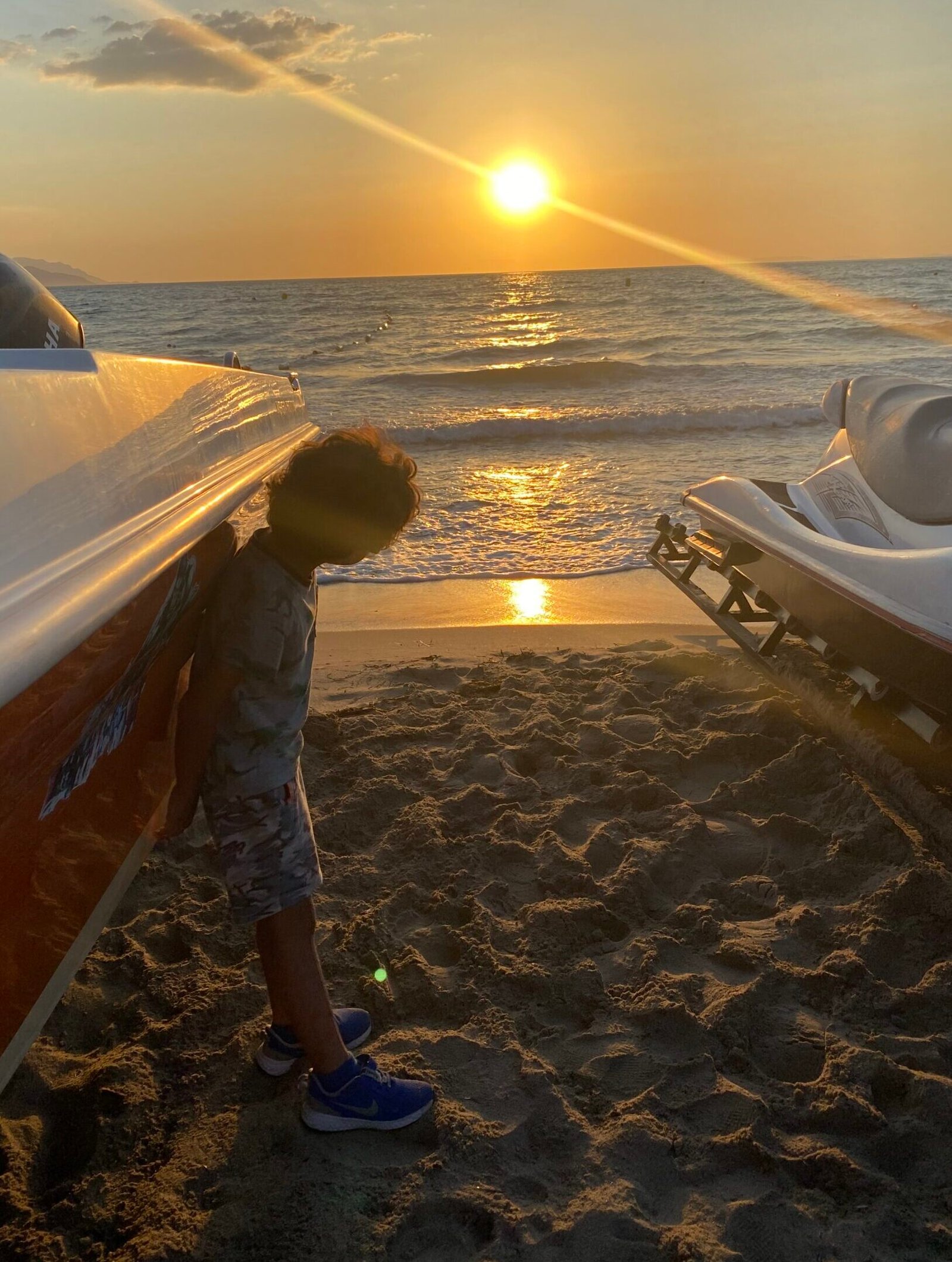 lyouada, Sahil sitelerinde gün batımı izleyen çocuk