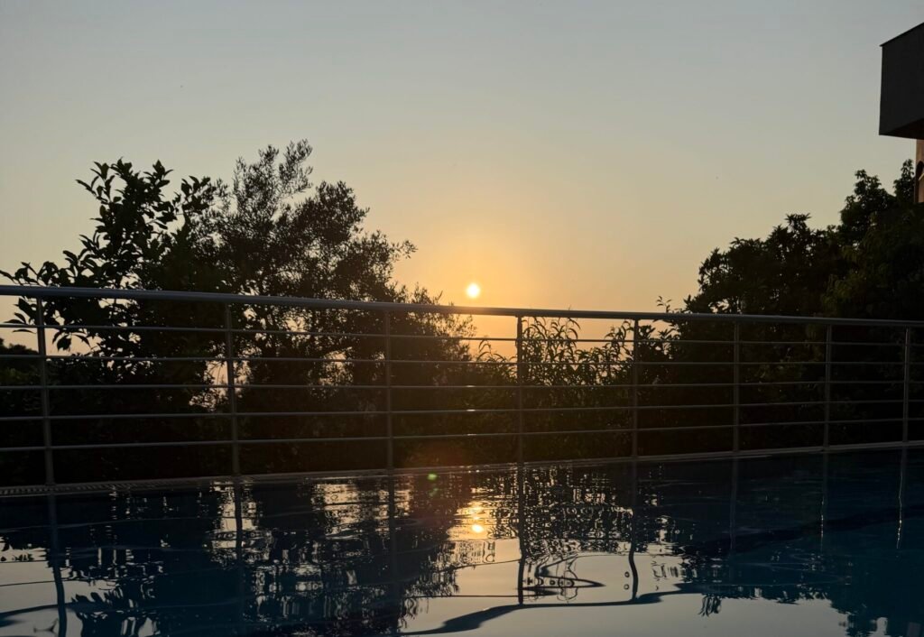 Kirazlı'da havuzda gün batımı keyfi