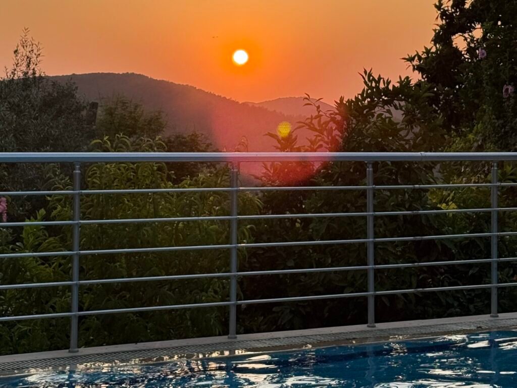 Kirazlı'da gün batarken ormanın içinde havuz keyfi