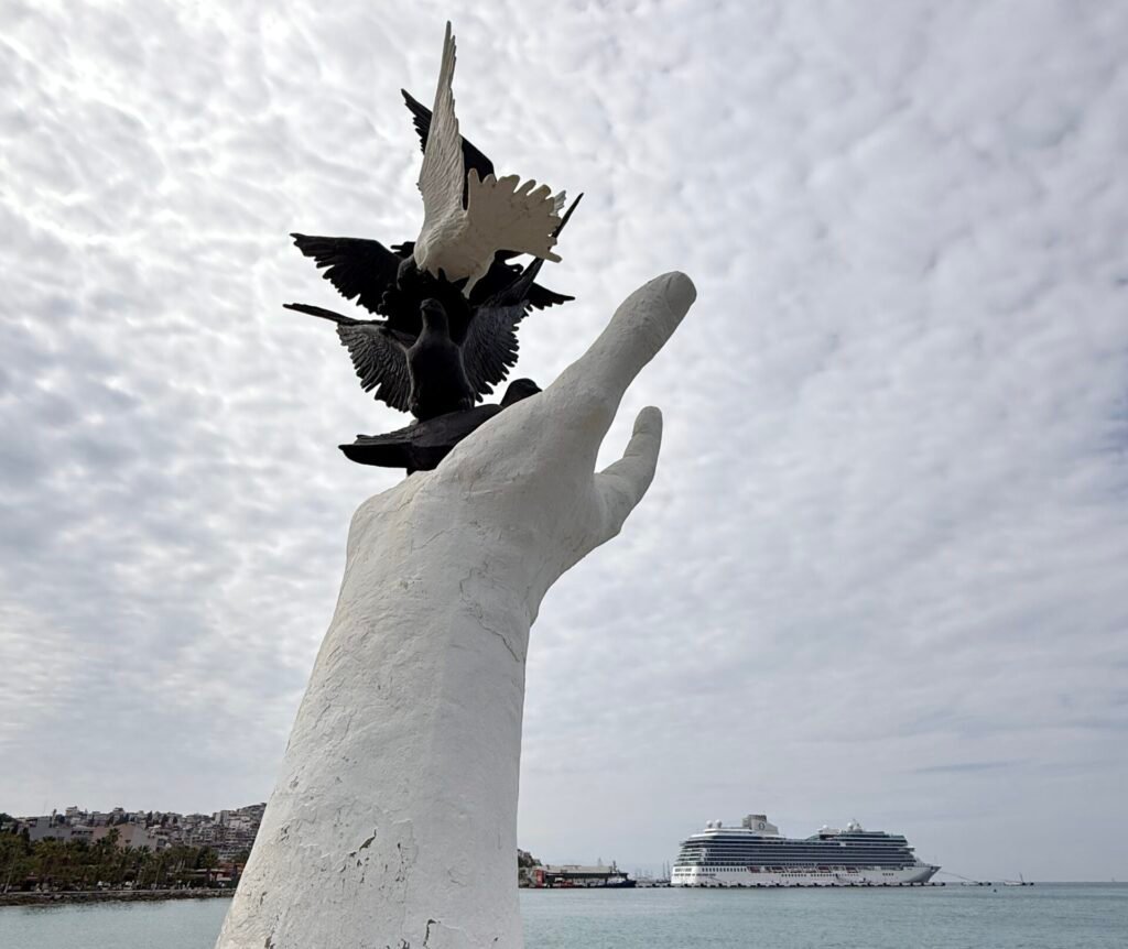 Sonbaharda sahil yolu ve el heykeli