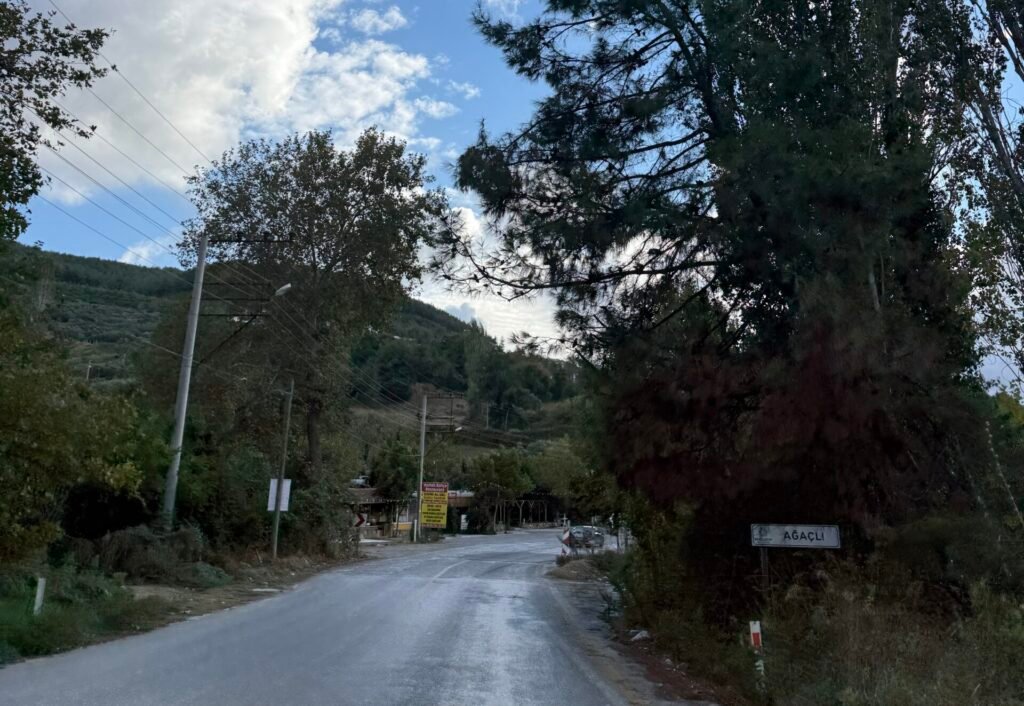 Ağaçlı Köyü girişi