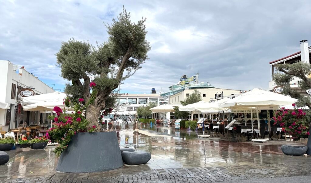 Kuşadası limanı, meydan ve balıkçılar