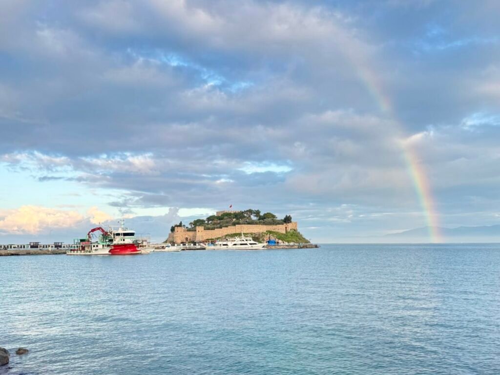 Kuşadası Güvercinada Kalesi ve gökkuşağı